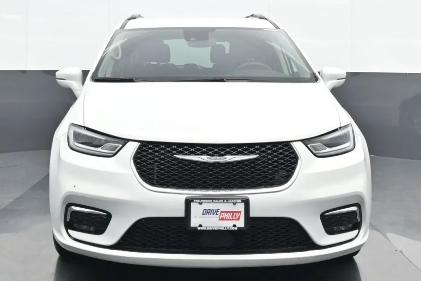 2022 Chrysler Pacifica Touring L photo 1