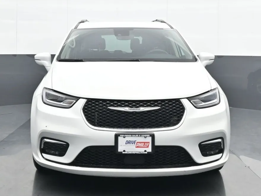 2022 Chrysler Pacifica Touring L photo 1