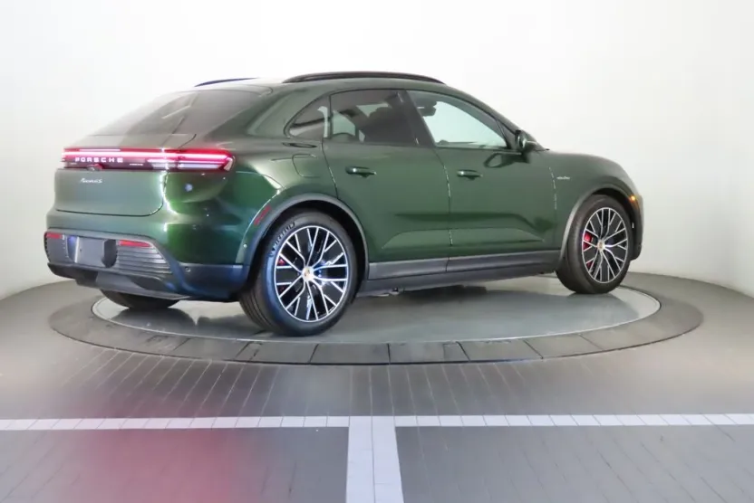 2025 Porsche Macan Electric photo 1