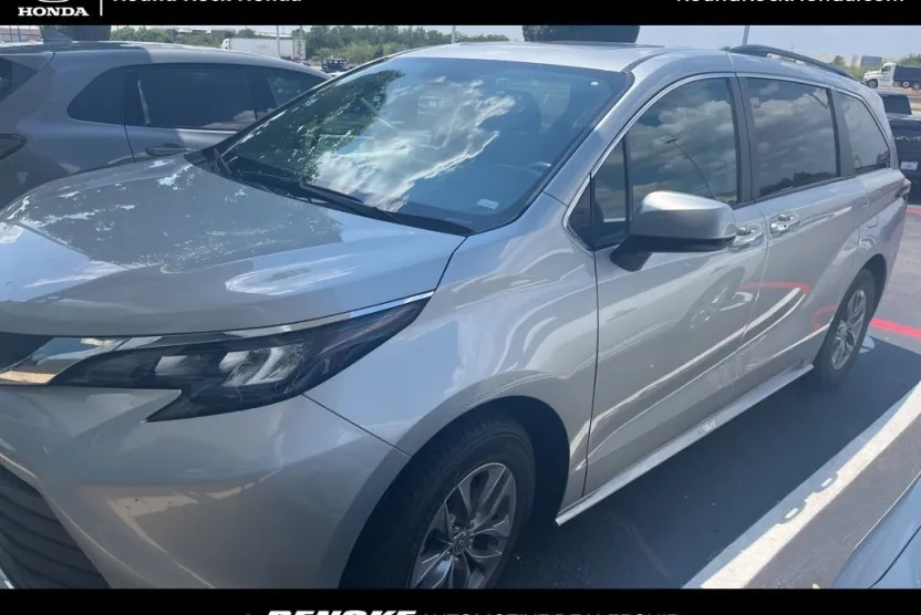 2024 Toyota Sienna XLE photo 1