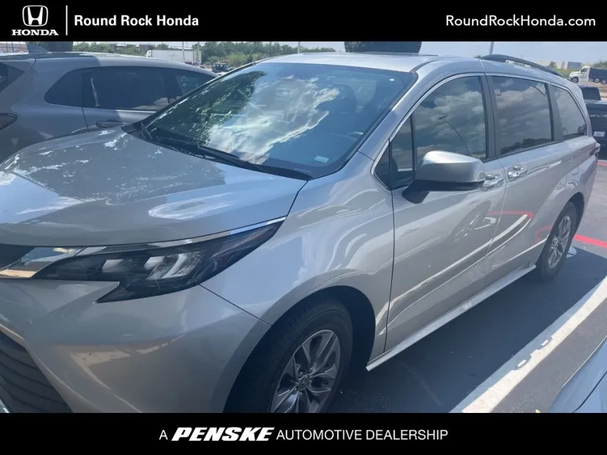2024 Toyota Sienna XLE photo 1