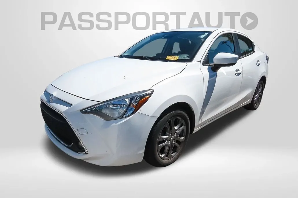 2019 Toyota Yaris LE photo 1