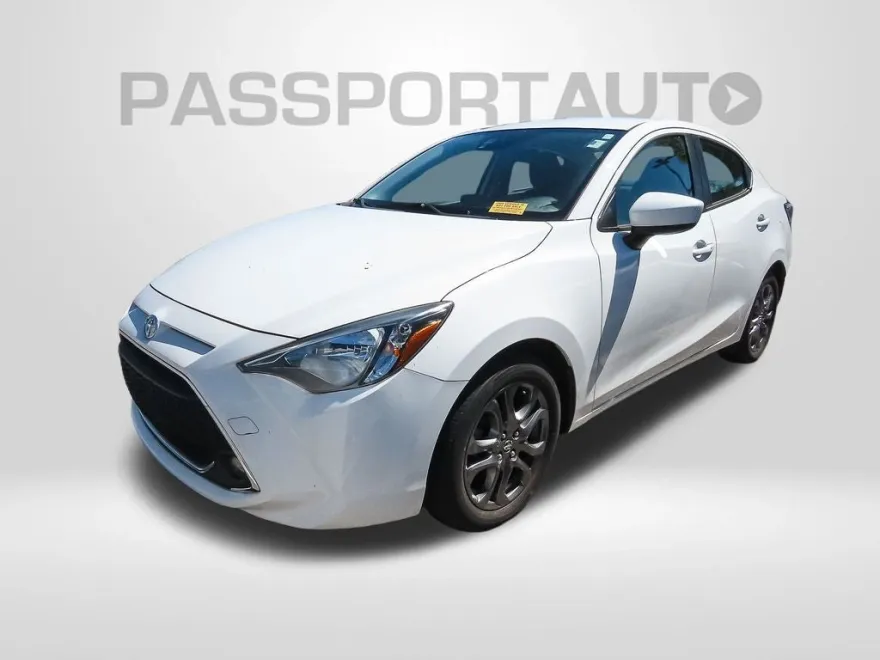 2019 Toyota Yaris LE photo 1