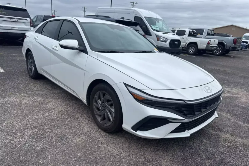 2024 Hyundai Elantra SEL photo 1
