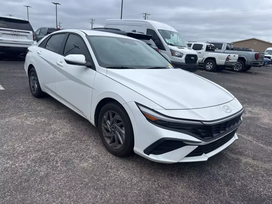 2024 Hyundai Elantra SEL photo 1