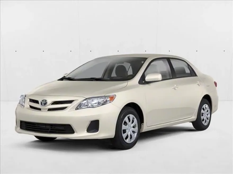 2013 Toyota Corolla LE photo 1
