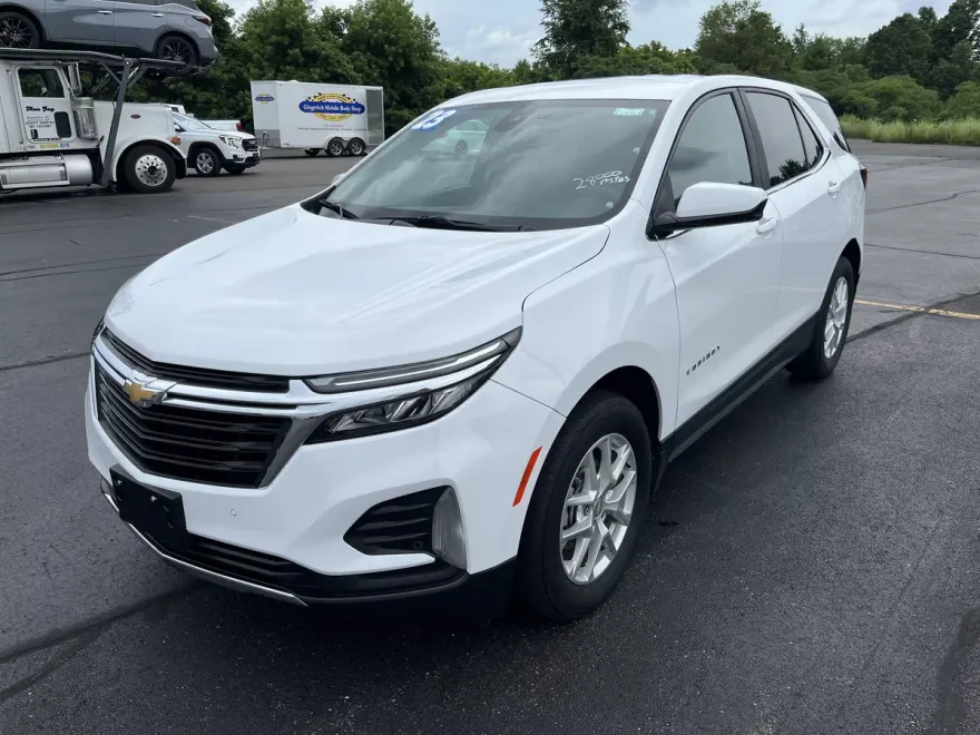 2023 Chevrolet Equinox LT photo 1