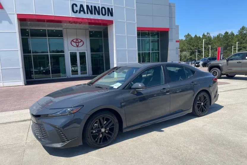 2025 Toyota Camry SE photo 1