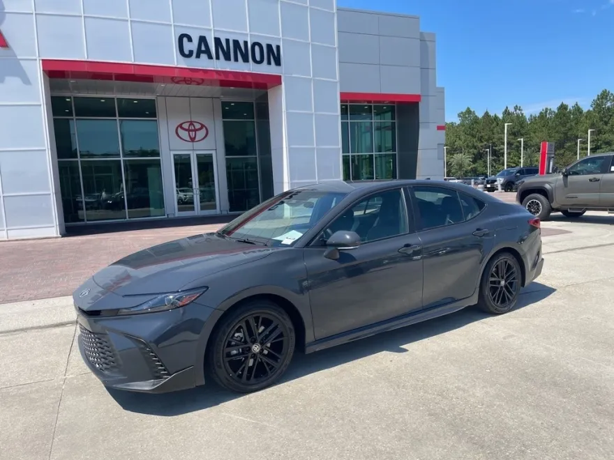 2025 Toyota Camry SE photo 1