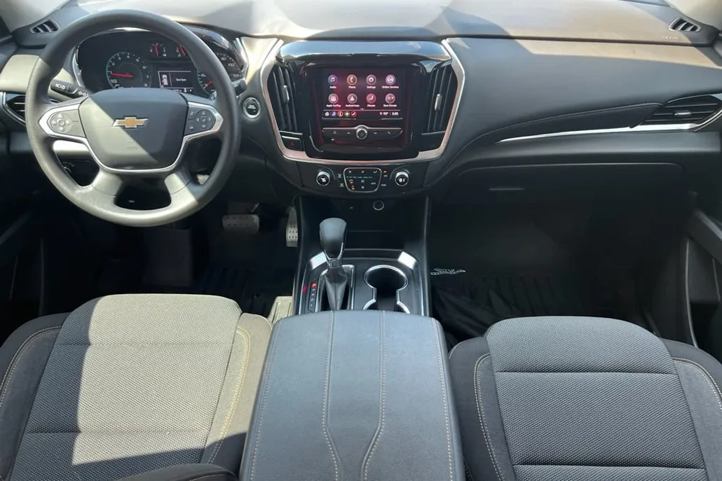 2021 Chevrolet Traverse LS photo 1