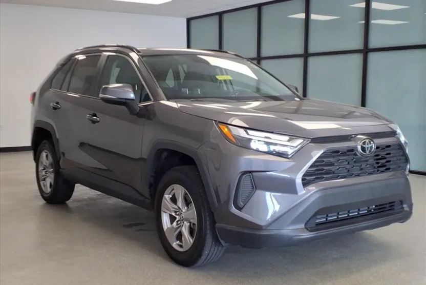 2022 Toyota RAV4 XLE photo 1