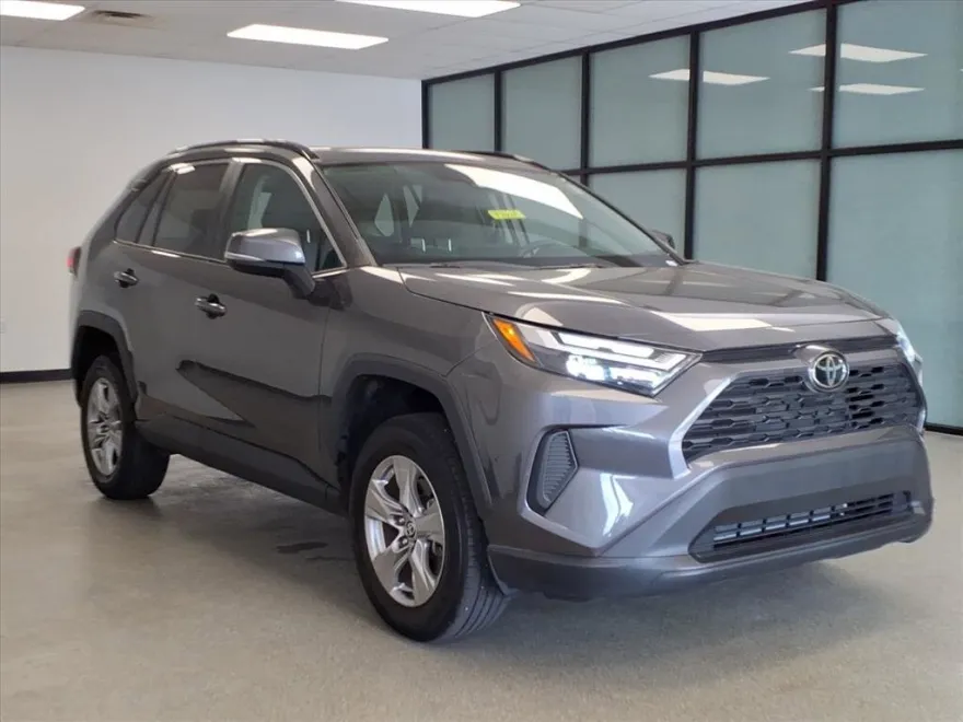 2022 Toyota RAV4 XLE photo 1