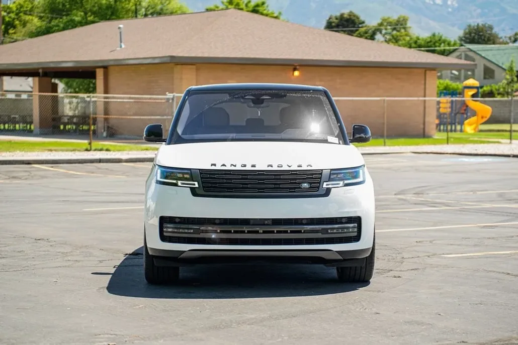 2023 Land Rover Range Rover SE photo 1