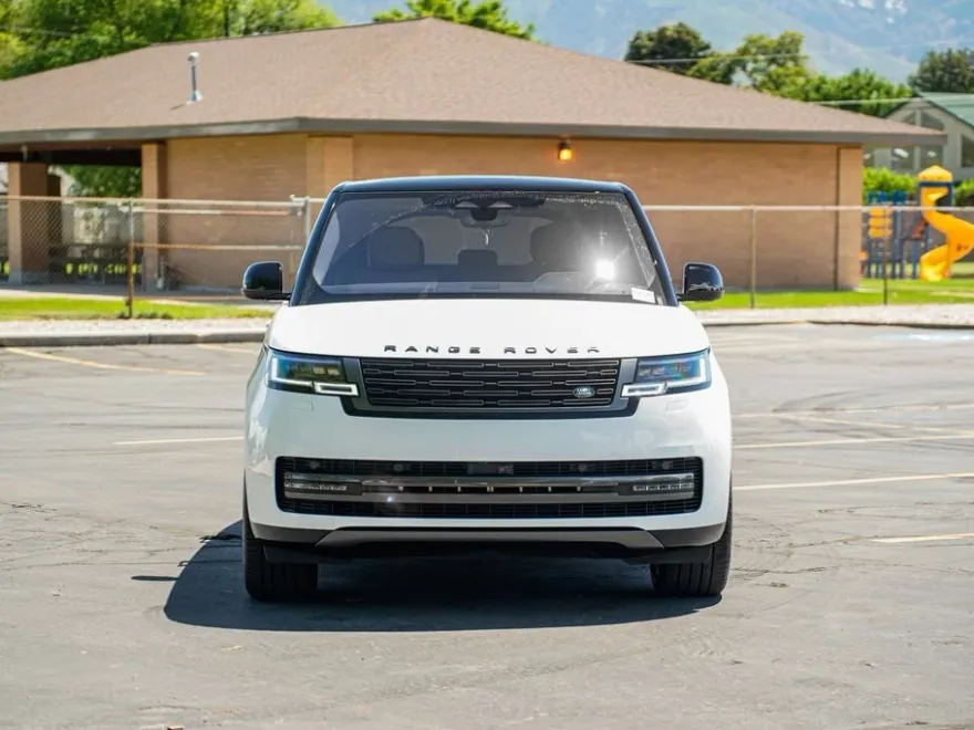 2023 Land Rover Range Rover SE photo 1