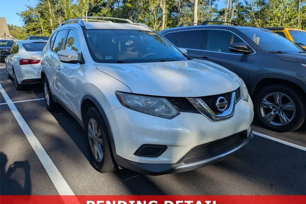 2015 Nissan Rogue SV photo 1