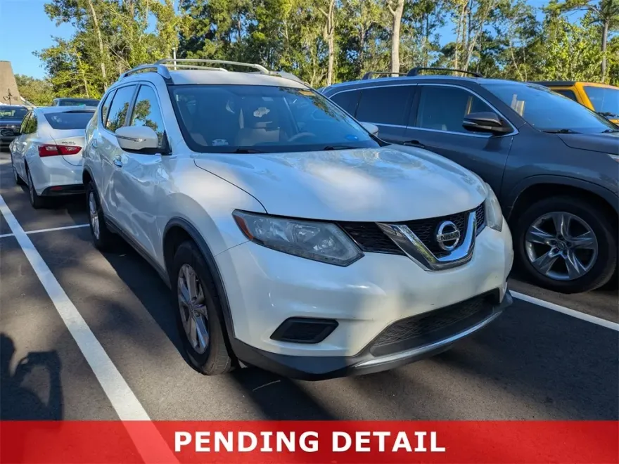 2015 Nissan Rogue SV photo 1