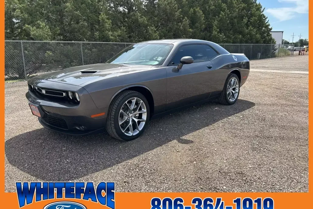 2022 Dodge Challenger SXT photo 1