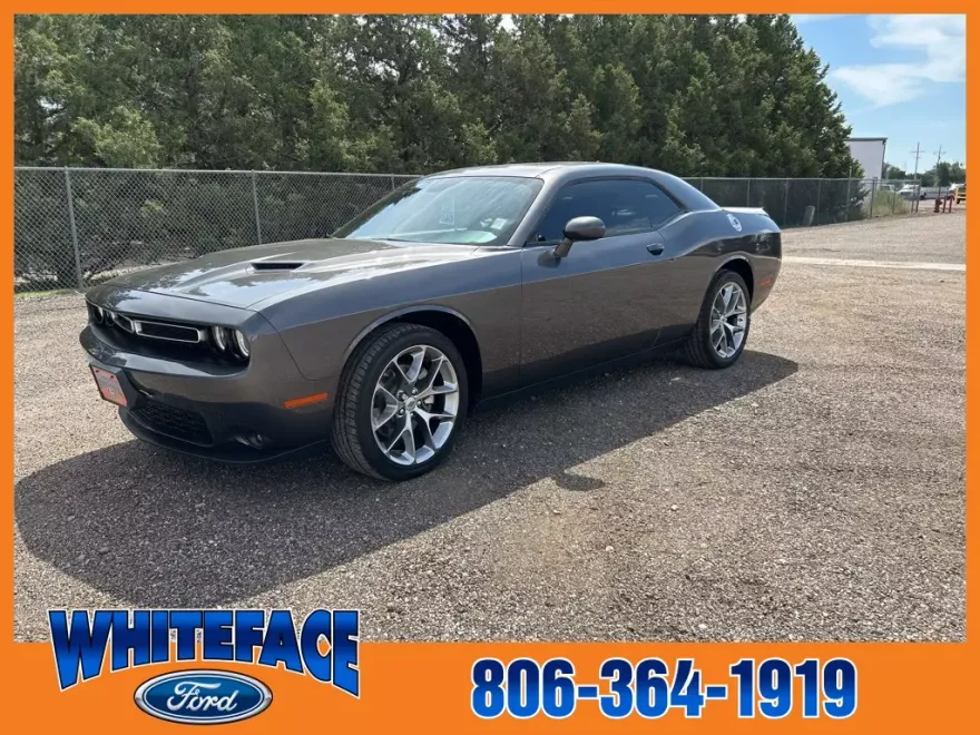 2022 Dodge Challenger SXT photo 1