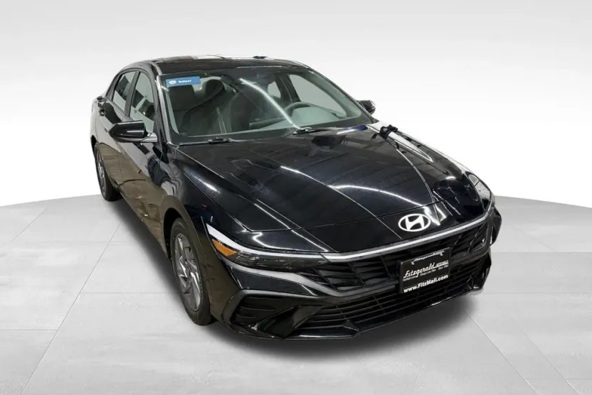 2024 Hyundai Elantra SEL photo 1
