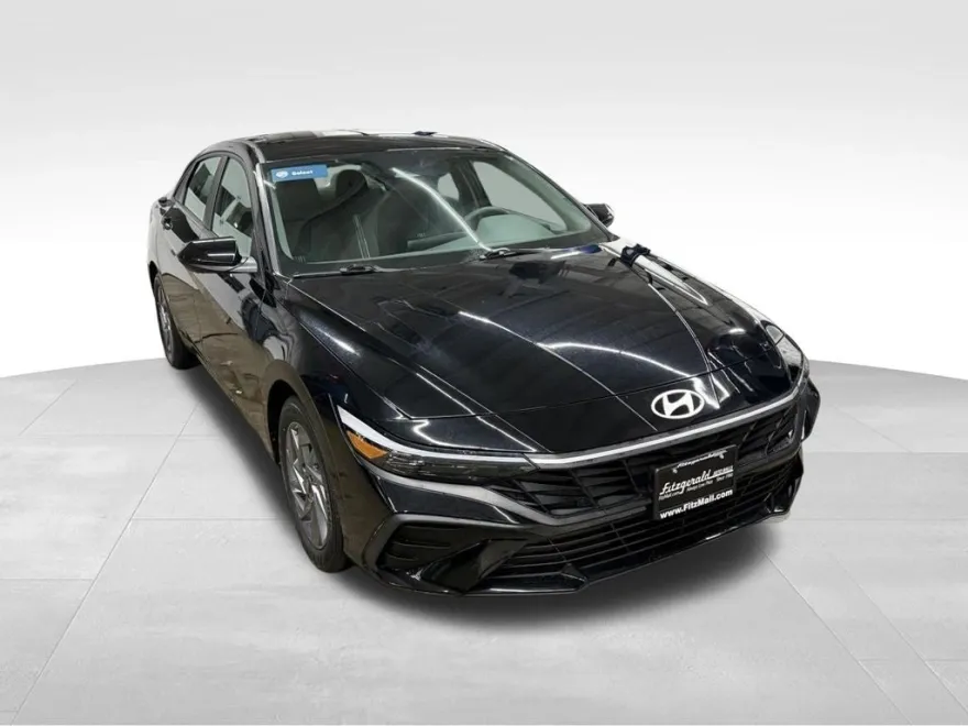 2024 Hyundai Elantra SEL photo 1