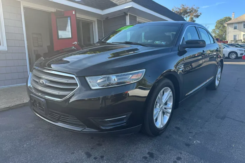2018 Ford Taurus SEL photo 1