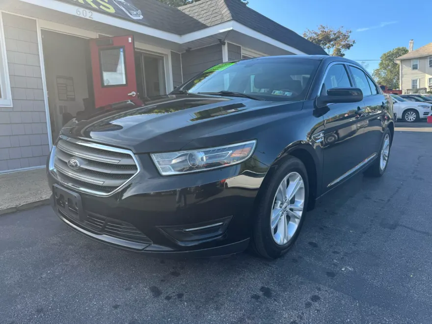 2018 Ford Taurus SEL photo 1