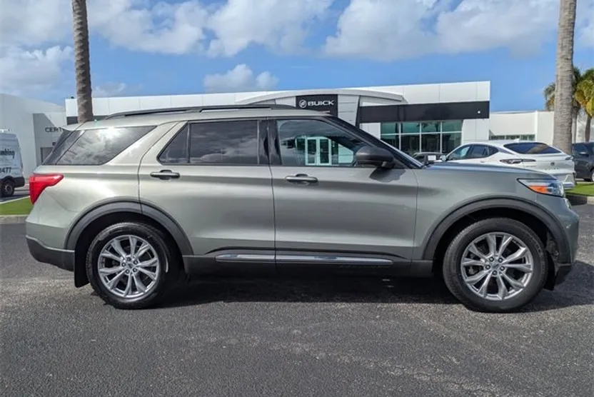 2020 Ford Explorer XLT photo 1