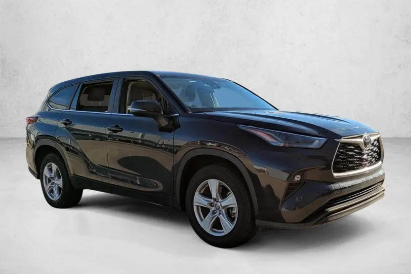 2023 Toyota Highlander LE photo 1