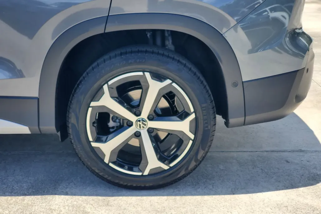 2025 Volkswagen Tiguan SE photo 1