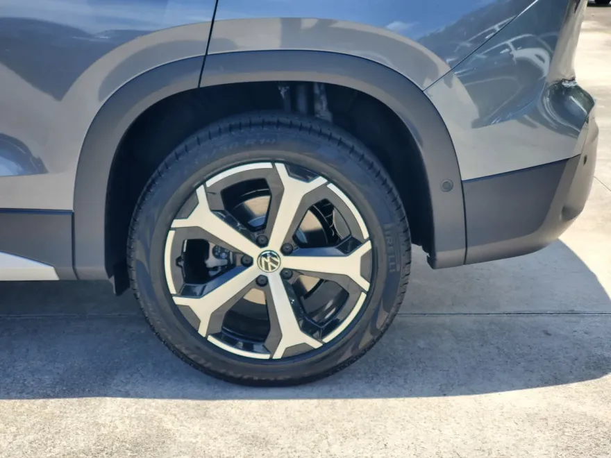 2025 Volkswagen Tiguan SE photo 1