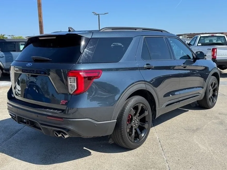 2022 Ford Explorer ST photo 1