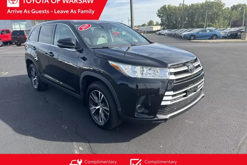 2019 Toyota Highlander LE photo 1