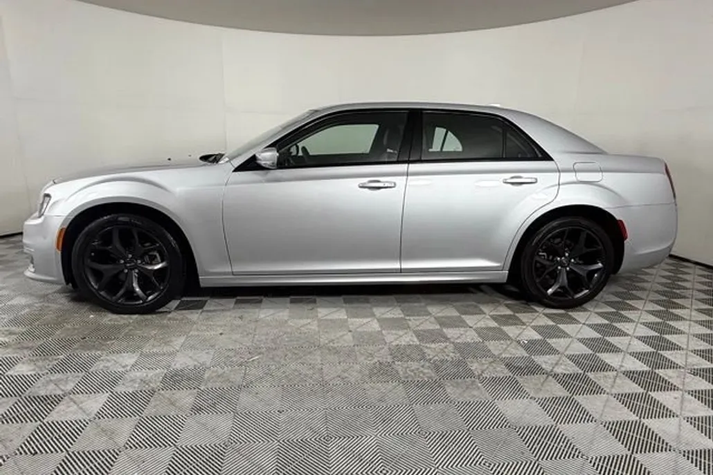 2023 Chrysler 300 Touring L photo 1