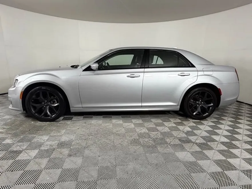 2023 Chrysler 300 Touring L photo 1