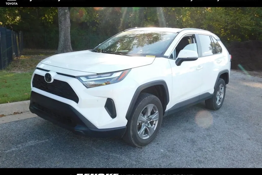 2024 Toyota RAV4 XLE photo 1