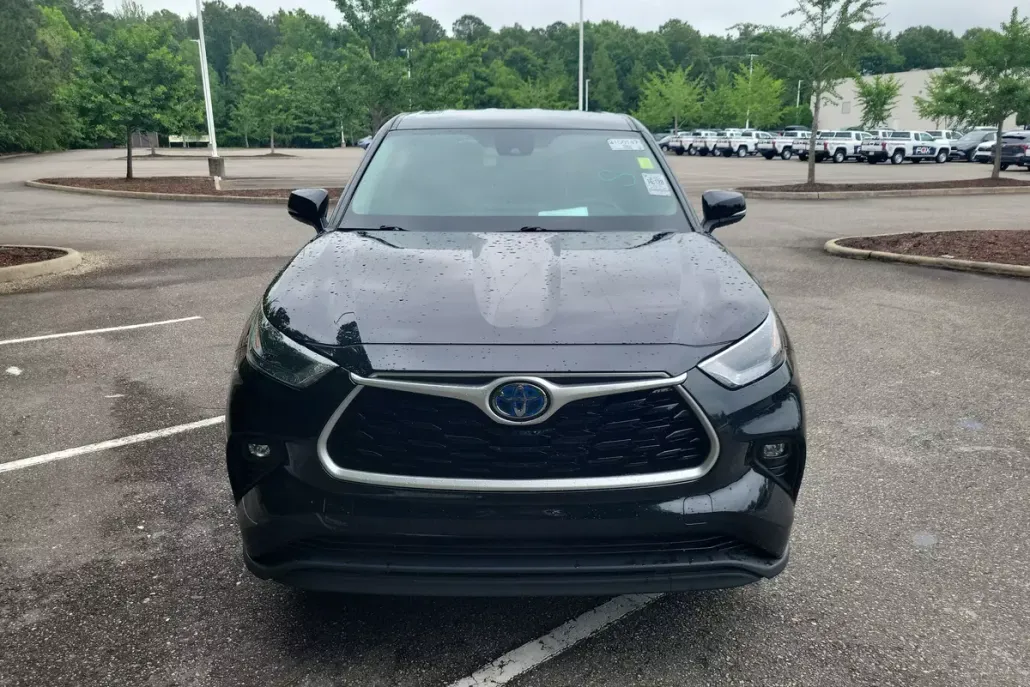 2023 Toyota Highlander Hybrid LE photo 1