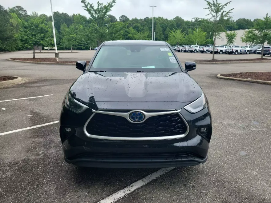 2023 Toyota Highlander Hybrid LE photo 1