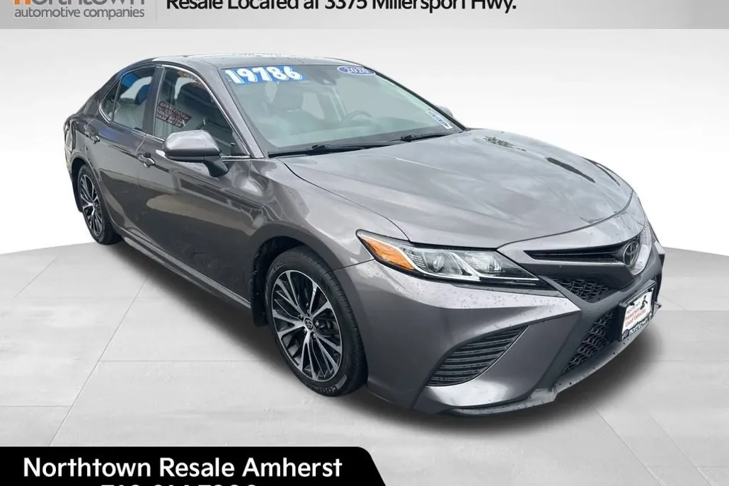2020 Toyota Camry SE photo 1