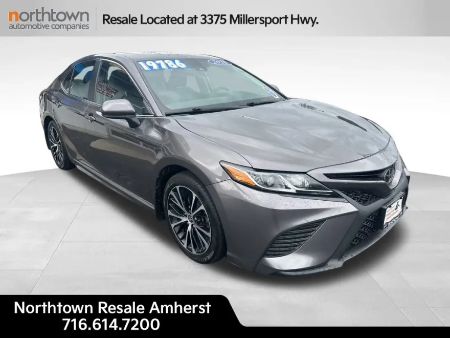 2020 Toyota Camry SE photo 1