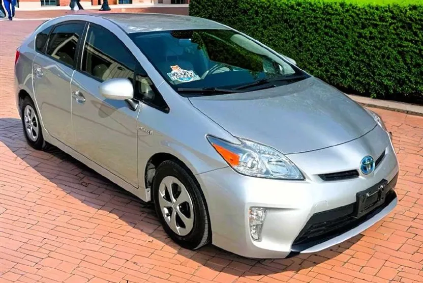 2012 Toyota Prius Three photo 1