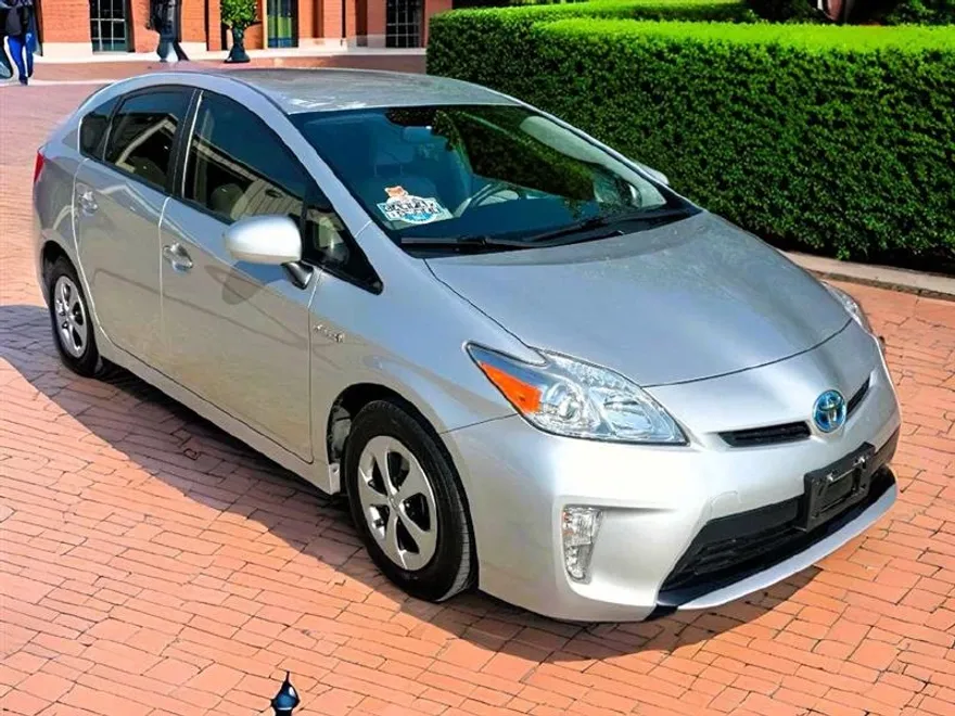 2012 Toyota Prius Three photo 1