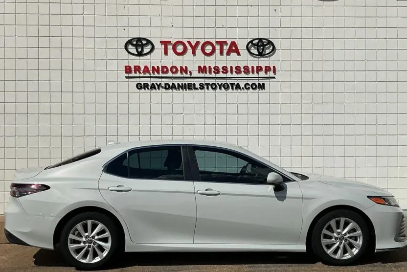 2022 Toyota Camry LE photo 1