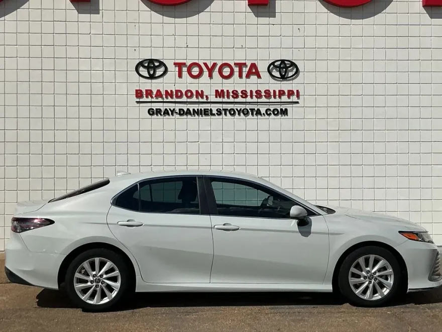 2022 Toyota Camry LE photo 1