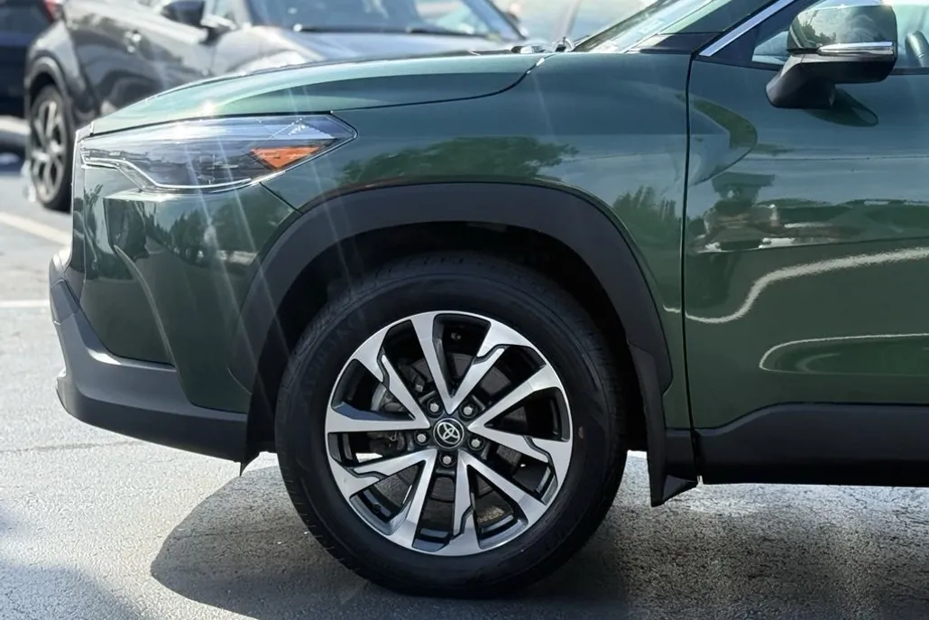 2023 Toyota Corolla Cross XLE photo 1