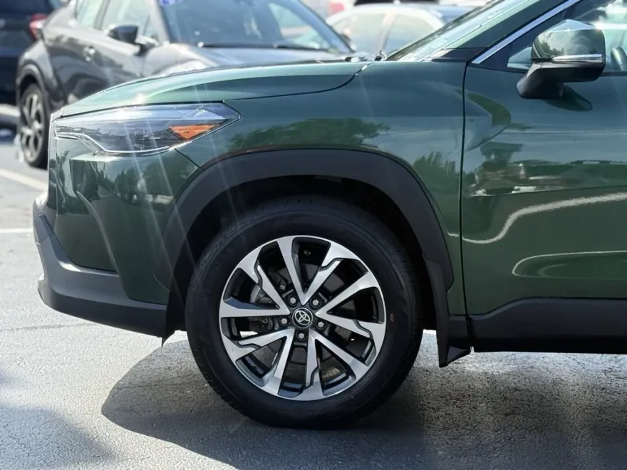 2023 Toyota Corolla Cross XLE photo 1
