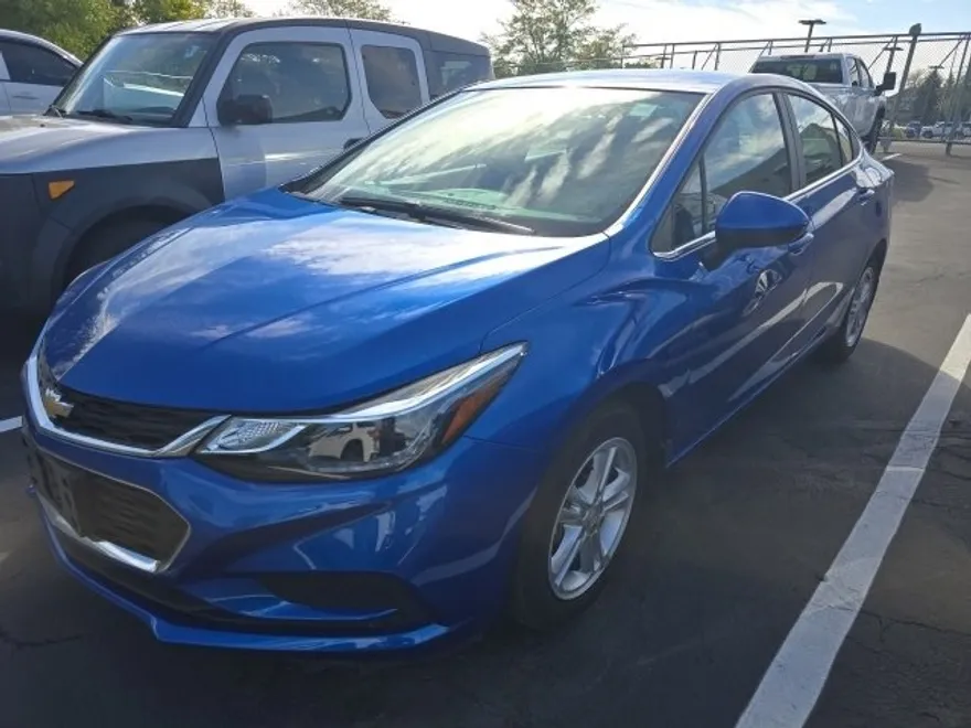 2017 Chevrolet Cruze LT photo 1