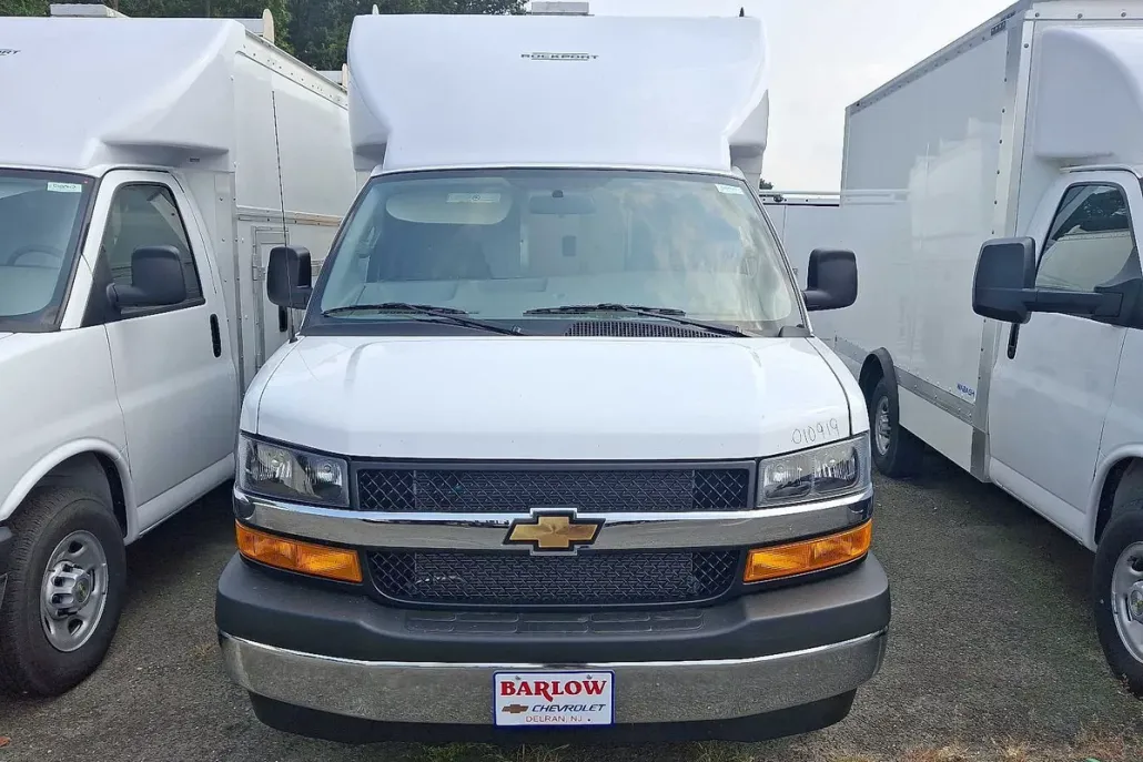 2025 Chevrolet Express Cutaway 3500 photo 1