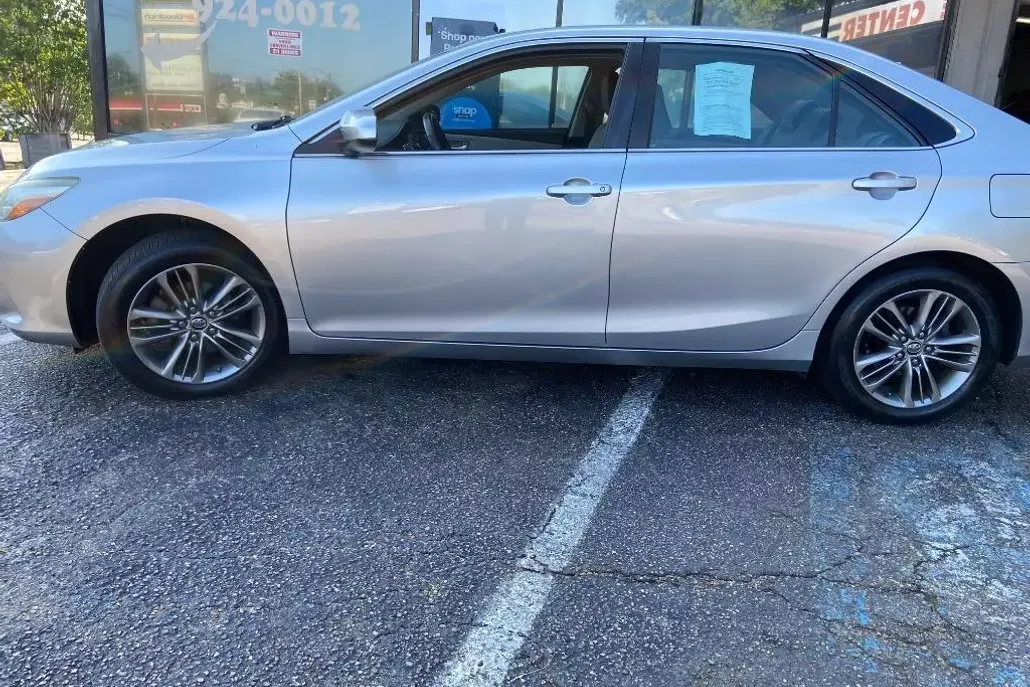 2015 Toyota Camry XLE photo 1