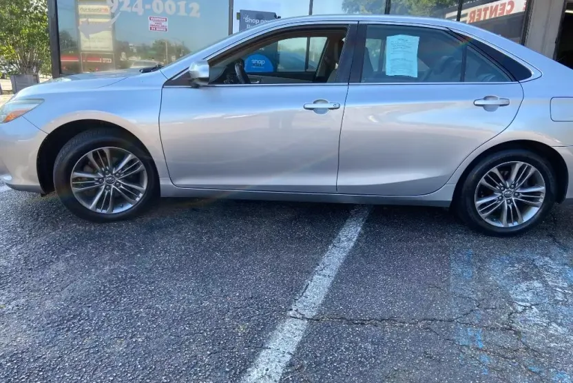 2015 Toyota Camry XLE photo 1