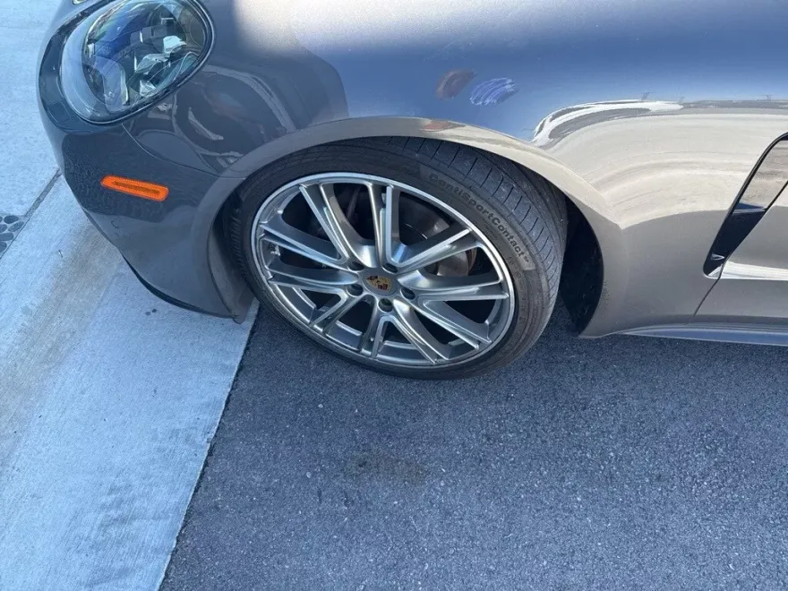 2018 Porsche Panamera Base 4 photo 1
